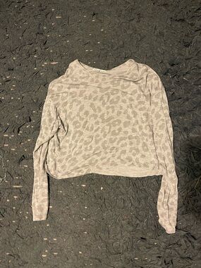 Women’s Light Taupe Leopard Print Long Sleeve Top size medium